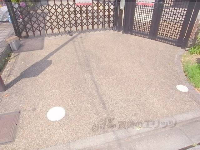入口前