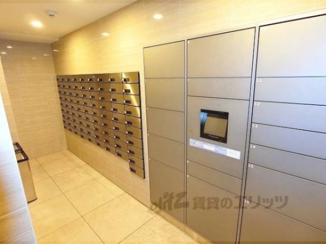 集合ポスト　手前は宅配ボックス