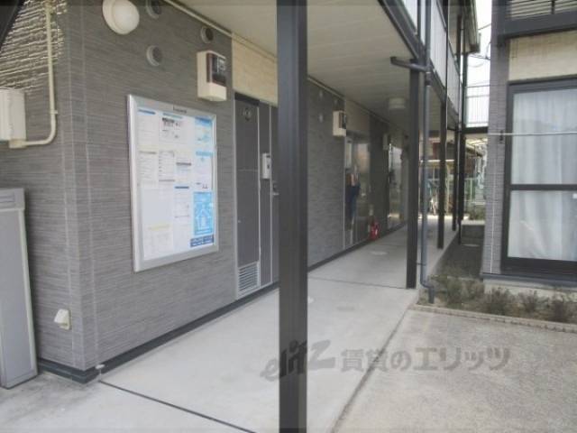 駐輪場　通路奥