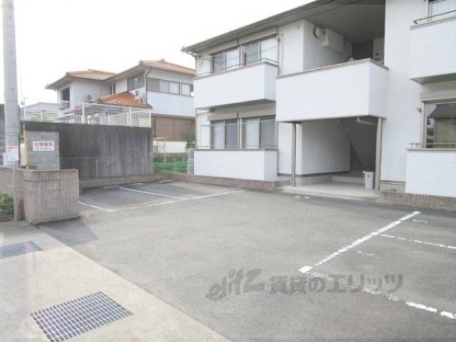ゴミ置き場　駐車場の隣が敷地内ごみ捨て場です
