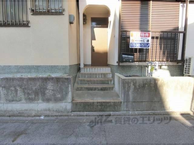 階段　玄関前