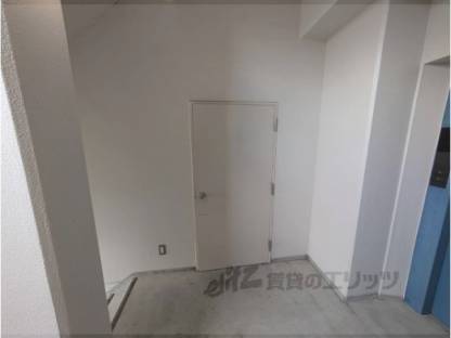 エレベーター横ドア