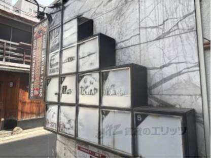 階段　エントランス看板