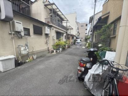 裏口前