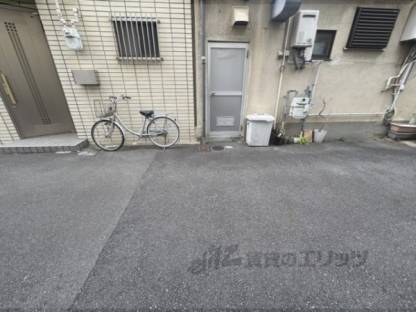 裏口前