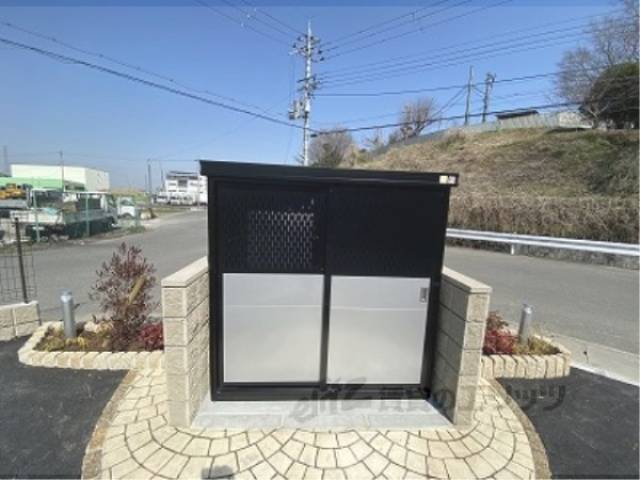 ゴミ置き場　建築中。