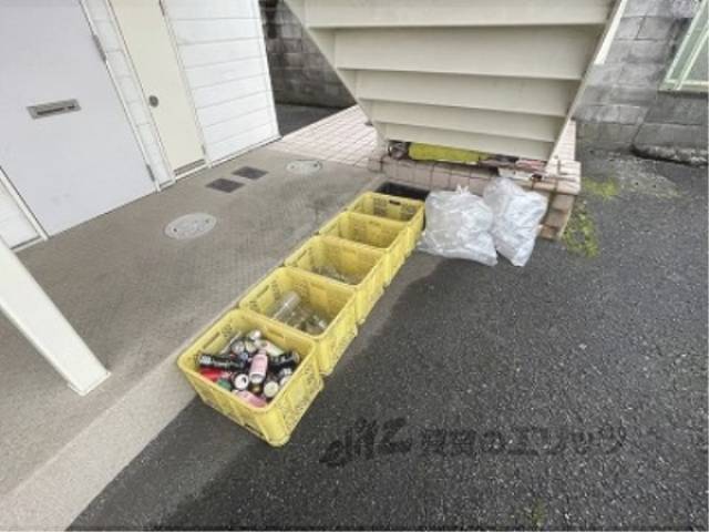 ゴミ置き場　缶、瓶等