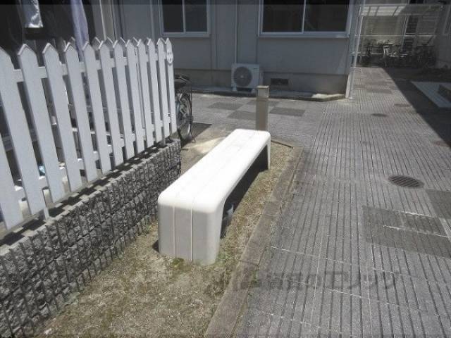 ゴミ置き場　ベンチ