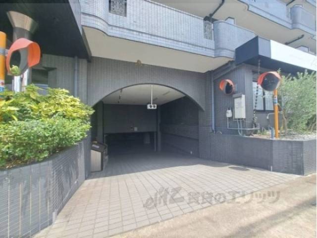 地下駐車場入り口