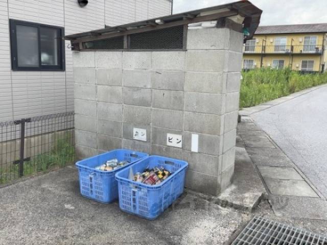 ゴミ置き場　缶ビン、物件から徒歩1分程