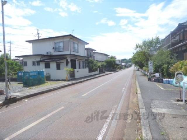 前面道路　玄関側