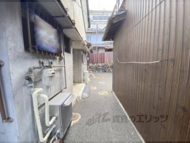 前面道路　（東棟北端）