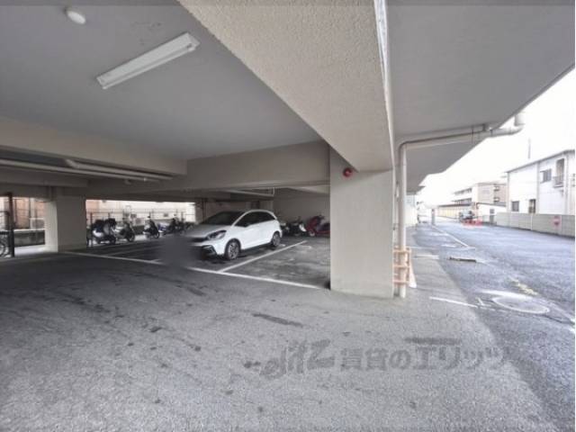 駐車場　館銘板