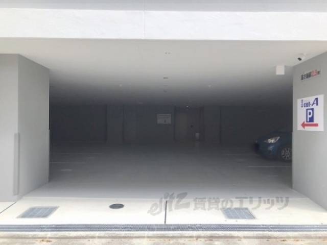 駐車場　地下一階