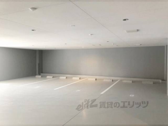 駐車場　地下一階