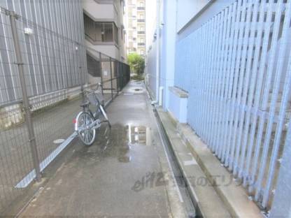 建物サイド通路