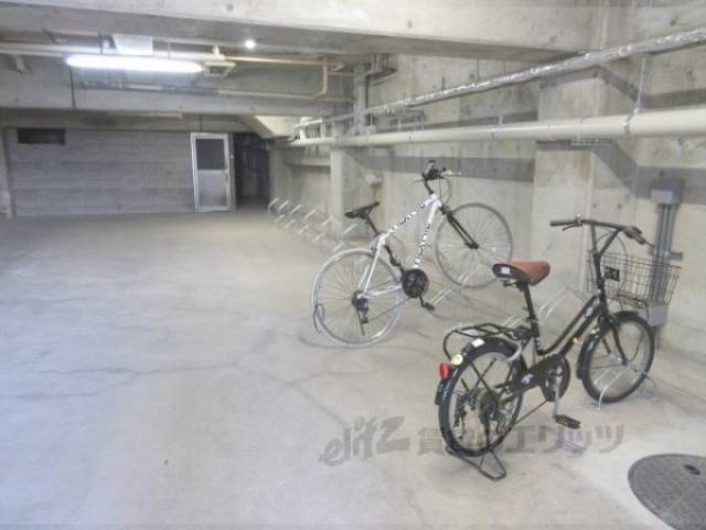 駐輪場　正面入口