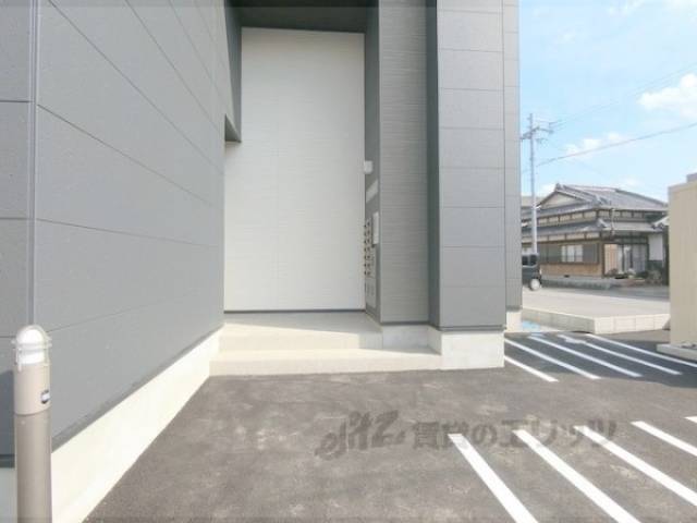 建物玄関前付近