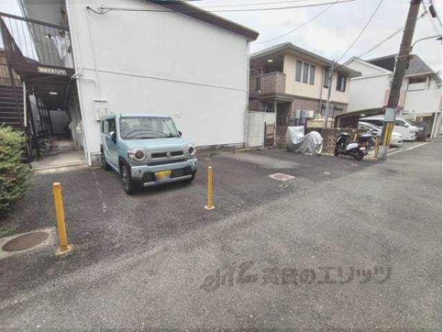 駐車場　一階
