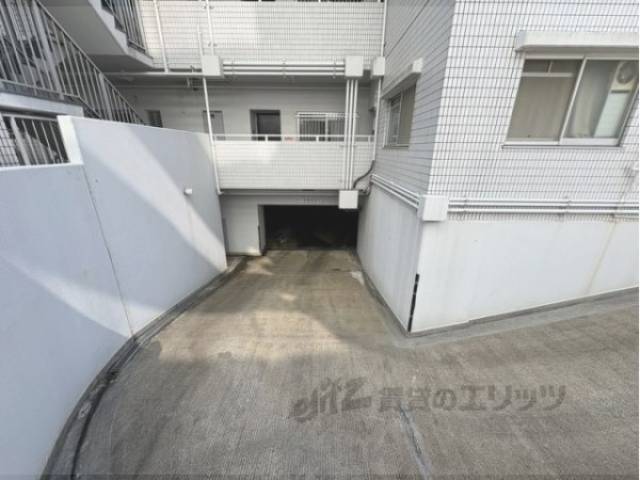 駐車場　地下駐車場出入口