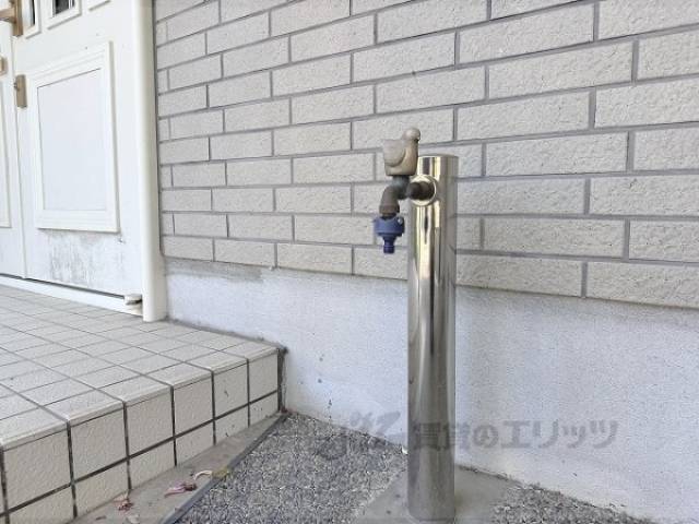 玄関横に水栓