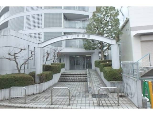 通路　アプローチ　スロープあります。