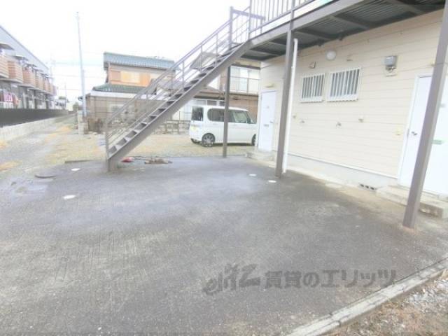 建物前駐車場