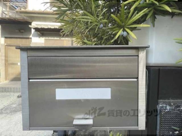 集合ポスト　ドアホン　横のドアホンは外されてます。