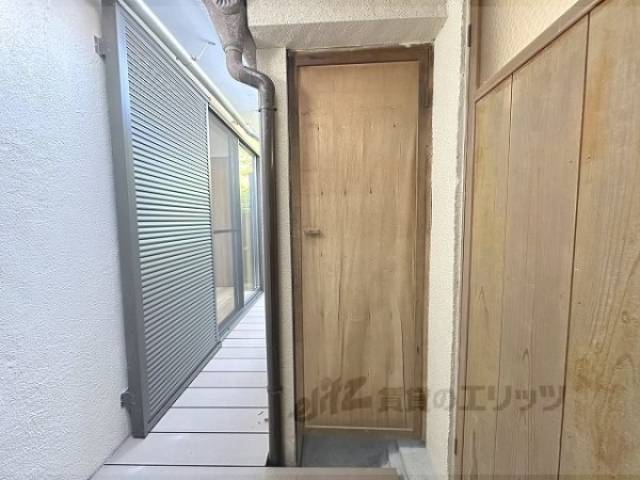 縁側奥に物置スペース