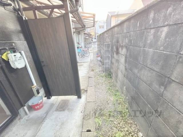 通路　建物裏側の通路