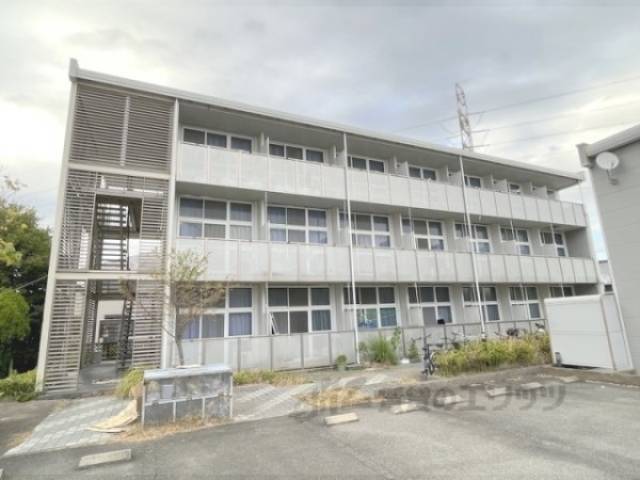 レオパレスＥＡＳＴ　ＦＩＥＬＤ精華外観写真1