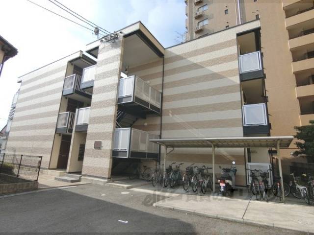 レオパレスひまわり外観写真1