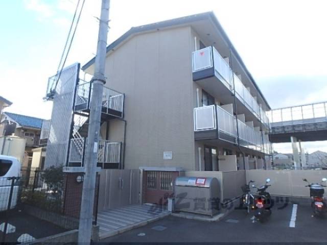 レオパレス深草外観写真1