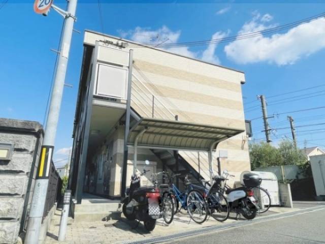 レオパレスアールズコート外観写真2