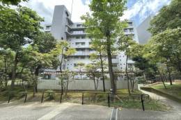 洛西境谷東団地８号棟外観写真