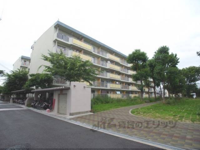 ＵＲ西京極団地２号棟外観写真2