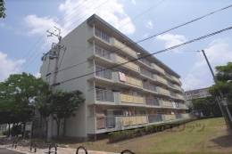 ＵＲ西京極団地８号棟外観写真