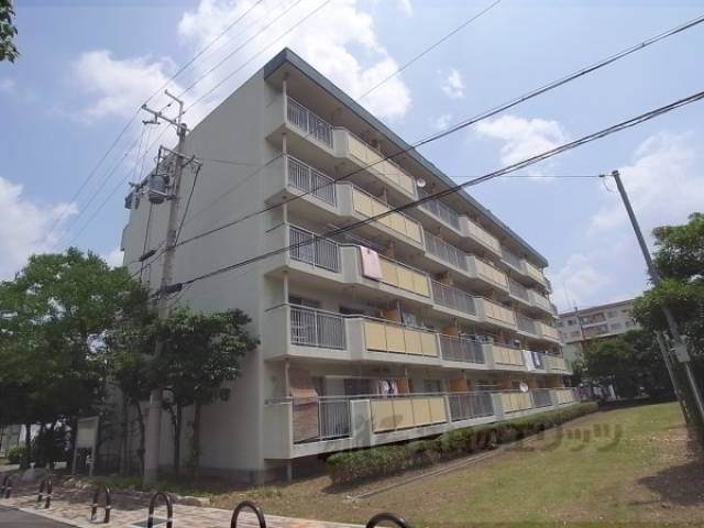 ＵＲ西京極団地８号棟外観写真1