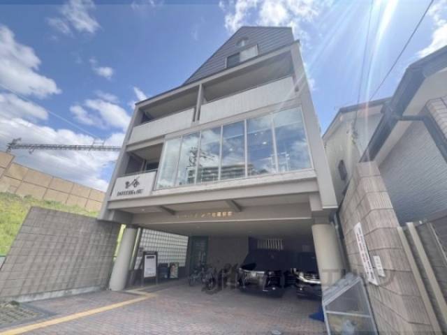 エバー・グリーン六地蔵駅前外観写真1