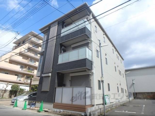シャーメゾン深草外観写真1