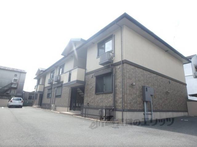 ＱＵＡＴＲＥ　ＦＥＵＩＬＬＥＳ向日町外観写真1