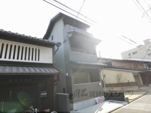 今出川駅より徒歩15分 築6年5ヶ月 3階建の賃貸物件