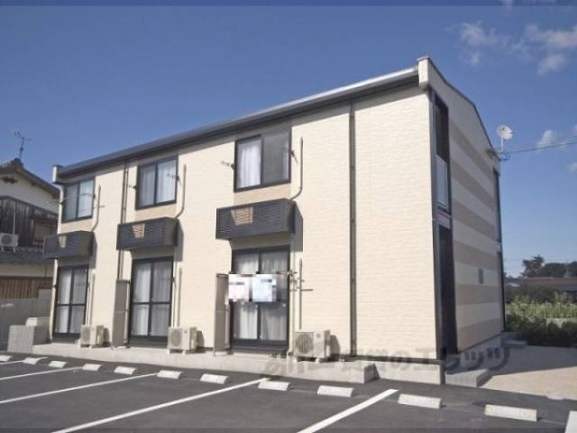 レオパレスレヴ外観写真1