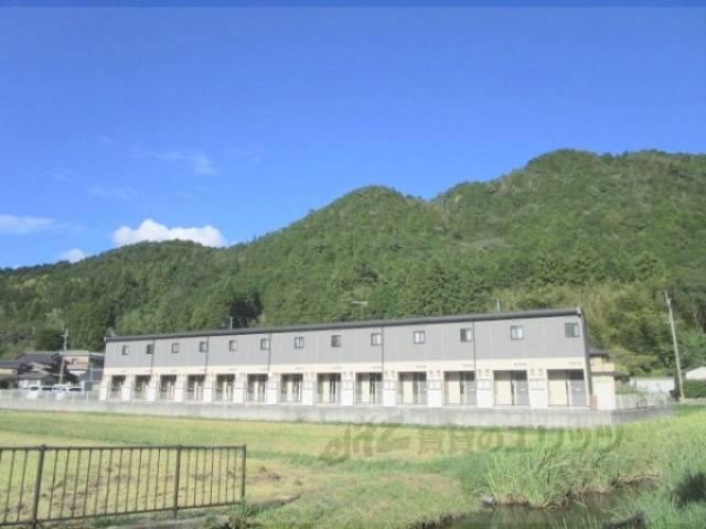 レオパレス篠山外観写真1