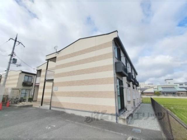 レオパレス八条３外観写真1