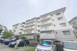 奈良青山団地１２号棟外観写真