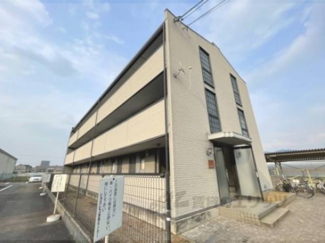 レオパレスウェストコート外観写真1