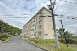 西大和星和台団地１号棟外観写真