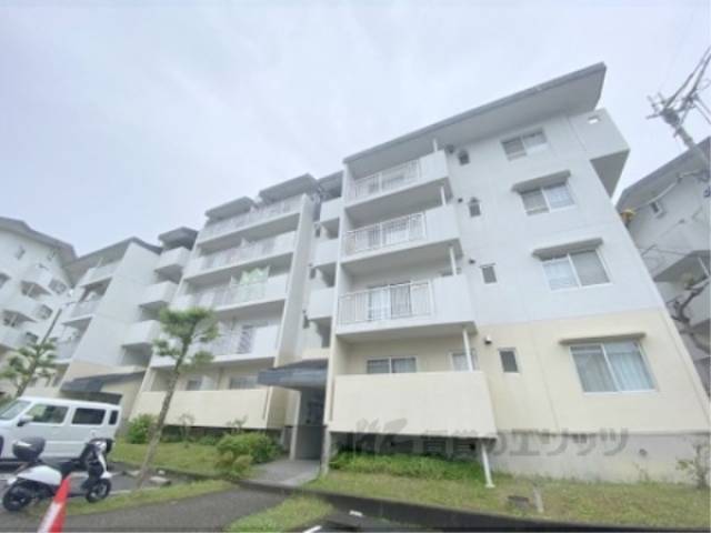 奈良青山一丁目団地１０号棟外観写真1