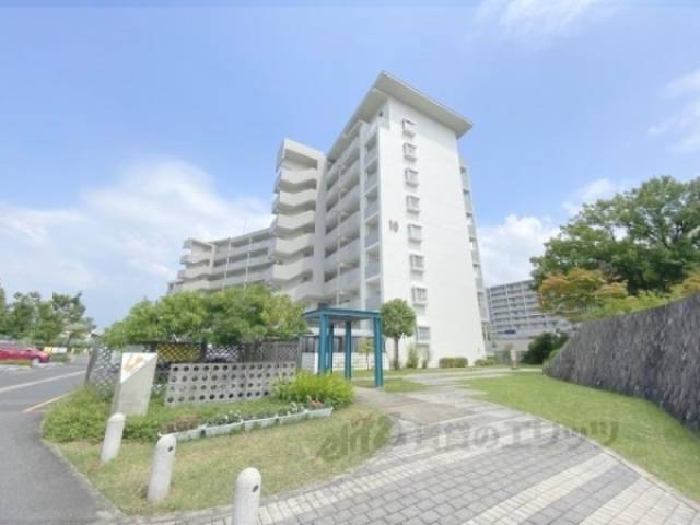 香里ヶ丘けやき東街団地１０号棟外観写真1